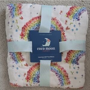 Cocomoon Hawaii Goldfish Kiss Rainbow Showers Throw Blanket